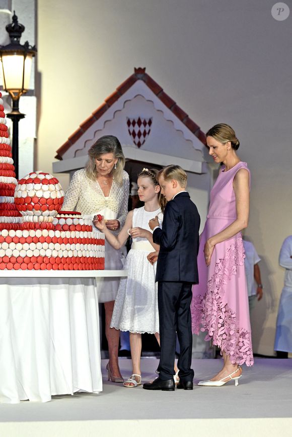 La princesse Caroline de Hanovre, la princesse Charlene de Monaco, ses enfants, le prince héréditaire Jacques et la princesse Gabriella à la célébration des 20 ans de règne d'Albert II de Monaco sur la place du Palais à Monaco, le 19 juillet 2025. 

Photo : Bruno Bebert / Bestimage