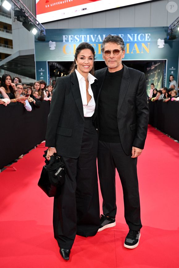 Pascal Elbé et Nadia Fares - Arrivées de la soirée de clôture de la 6ème édition du festival Cinéroman au cinéma Pathé Gare du Sud à Nice, France, le 5 octobre 2024.
Le jury du Festival de Nice Cinéroman, présidé cette année par Matthieu Delaporte et Alexandre de la Patellière a décerné ses prix avec pour Meilleur film, "La Zone d'intérêt" de Jonathan Glazer, d'après le roman de Martin Amis, le Prix d'interprétation féminine à A.Vartolomei pour Maria, et S.Guillemin pour "Juliette au printemps", le Prix d'interprétation masculine à B.Biolay, qui s'est adressé au jury et au public avec un message vidéo, pour "Quelques jours pas plus", le Prix coup de coeur à S.Kiberlain, venue présenter Sarah Bernhardt, la divine en avant-première au Pathé Gare du Sud, le Prix Romain Gary à D.Auteuil, qui lui a été remis par Daniel Benoin, le co-fondateur et directeur du théâtre d'Antibes Anthéa, le vendredi 4 octobre, le Prix d'honneur à C.Gavras qui lui a été remis par le maire de la ville, Christian Estrosi. Le Prix Jeune Génération a été décerné au film "Maria" réalisé par Jessica Palud, tiré du roman "Elle s'appelait Maria" de V.Schneider. C'est elle avec l'actrice A.Vartolomei (Prix d'interprétation féminine pour Maria) qui a reçu le Prix pour la réalisatrice absente./ © Bebert-Jacovides/Bestimage