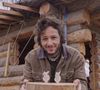 Il y a cinq ans, Vianney avait choisi de tout mettre en pause pour se retrouver, profiter de sa fmaille et se lancer dans un étonnant projet : construire de A à Z une vabane dans les bois. 

Vianney sur le chantier de sa cabane en bois en pleine nature. Photo publiée sur Instagram le 15 février 2026.