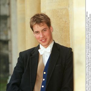 C'est là que son père a effectué ses études...

Eton, 6/2000. Le Prince William fait partie du Pop, le petit groupe de 21 préfets élus d'Eton, responsables d'une école de 1 280 garçons. En tant que membre du Pop, il est autorisé à porter un gilet de son choix et un sac en éponge. Arron Hess/All Action/ABACA.