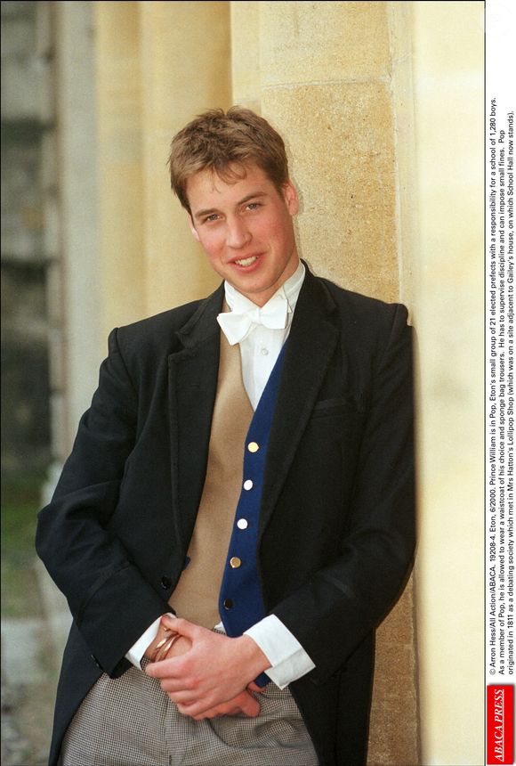 C'est là que son père a effectué ses études...

Eton, 6/2000. Le Prince William fait partie du Pop, le petit groupe de 21 préfets élus d'Eton, responsables d'une école de 1 280 garçons. En tant que membre du Pop, il est autorisé à porter un gilet de son choix et un sac en éponge. Arron Hess/All Action/ABACA.