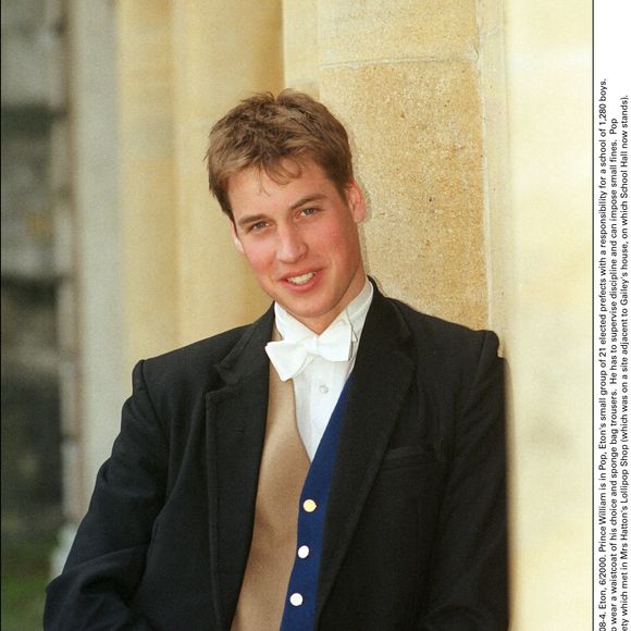 C'est là que son père a effectué ses études...

Eton, 6/2000. Le Prince William fait partie du Pop, le petit groupe de 21 préfets élus d'Eton, responsables d'une école de 1 280 garçons. En tant que membre du Pop, il est autorisé à porter un gilet de son choix et un sac en éponge. Arron Hess/All Action/ABACA.