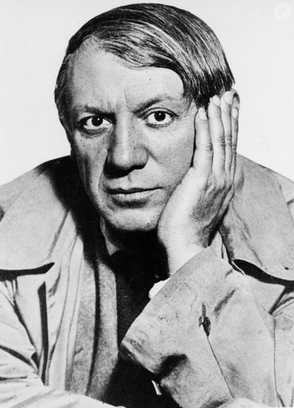 1er janvier 1940 - Paris, France - Célèbre comme aucun artiste ne l'a jamais été, PABLO PICASSO était un pionnier, un maître et un monstre protéiforme, qui a participé à tous les mouvements artistiques du siècle. Avant son 50e anniversaire, le petit Espagnol de Malaga était devenu le prototype même de l'artiste moderne en tant que personnage public. Le public de Picasso - c'est-à-dire les personnes qui avaient entendu parler de lui et vu ses œuvres, au moins en reproduction - se chiffrait à des dizaines, voire des centaines de millions de personnes. Lui et son œuvre faisaient l'objet d'analyses, de ragots, d'aversion, d'adoration et de rumeurs incessantes.   (Crédit photo : © Keystone Press Agency/ZUMA Press Wire)
