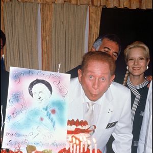 Désormais, il entretien la mémoire de l'interprète de "Y'a de la joie..."

Charles Trenet pendant le Festival de Cannes en 1990, entouré de Jean-Claude Brialy et Sylvie Vartan ANGELI-RINDOFF / BESTIMAGE