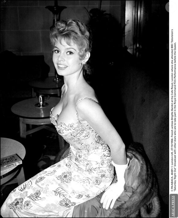 L'actrice française Brigitte Bardot au Cafe Royal, à Londres, où elle a assisté à l'émission Saturday Night Out de la BBC. Londres-Royaume-Uni. 27/10/1956. © PA/ABACA.