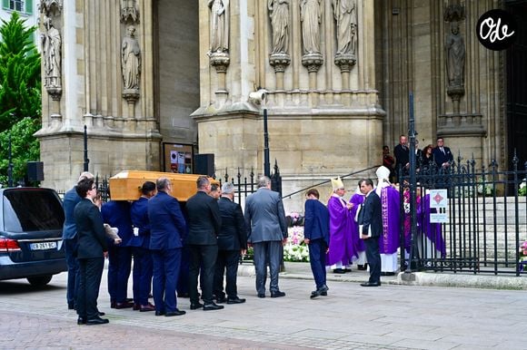 Arrivée du cercueil aux funérailles de B. Chirac à la basilique Sainte-Clotilde à Paris (7e) le 12 juin 2026. L’ancienne première dame de France est décédée le 5 juin 2026 à l’âge de 93 ans. 
© Jacovides / Liewig / Bestimage