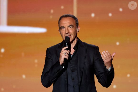 Le 13 mai 1969, Nikos Aliagas naît à Paris avec une malformation digestive. En effet, le bébé qu’il est alors possède deux estomacs. C’est donc à seulement trois semaines qu’il doit subir une lourde intervention. 

Exclusif - Nikos Aliagas lors de l'enregistrement de l'émission "La chanson secrète N°14", présentée par Nikos Aliagas et diffusée le 26 décembre sur TF1, à Paris le 9 décembre 2025. © Jacovides-Moreau/Bestimage