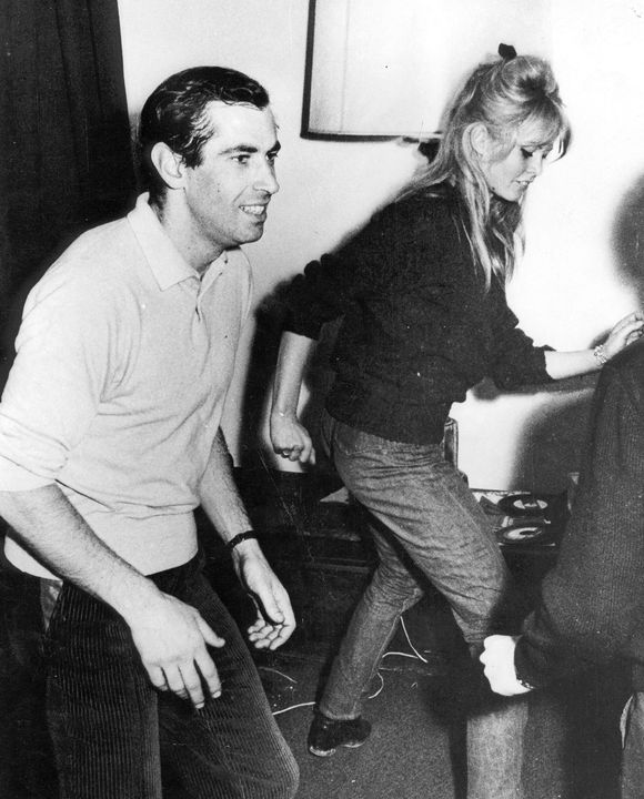 La photo d'archive datée d'avril 1962 montre Roger Vadim faisant le twist avec son ex-femme Brigitte Bardot lors d'une fête à la Villa San Michela à Florence, en Italie. Photo by Starstock/Photoshot/Avalon/ABACAPRESS.COM