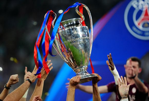 Le Paris Saint-Germain soulève le trophée après avoir remporté la finale de l'UEFA Champions League à la Munich Football Arena, Munich, Allemagne. Date de la photo : samedi 31 mai 2025. Mike Egerton/PA Wire.
