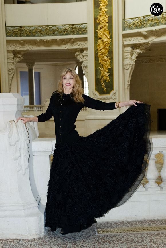 Arielle Dombasle au premier défilé Chanel "Collection Haute Couture Automne/Hiver 2026-2027" lors de la Fashion Week de Paris, le 7 juillet 2026

© Pauline Mourey / Bestimage