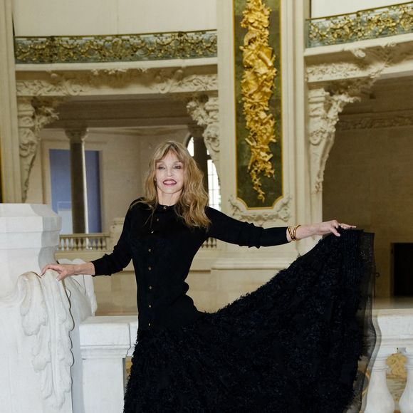 Arielle Dombasle au premier défilé Chanel "Collection Haute Couture Automne/Hiver 2026-2027" lors de la Fashion Week de Paris, le 7 juillet 2026

© Pauline Mourey / Bestimage