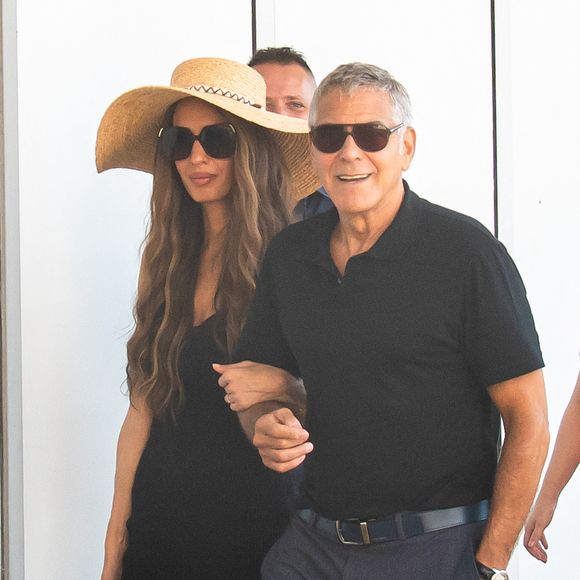 George Clooney et sa femme Amal arrivent à l'aéroport après une apparition remarquée au 82ème Festival du Film International de Venise (Mostra), Italie, le 29 août 2025. © Bestimage