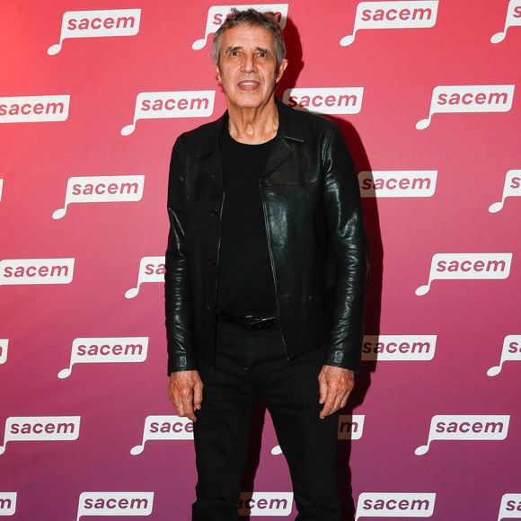 Exclusif -Julien Clerc - Photocall de la soirée en hommage à Jean-Loup Dabadie à la SACEM à Neuilly-sur-Seine, le 07 avril 2025. © Christophe Clovis / Bestimage