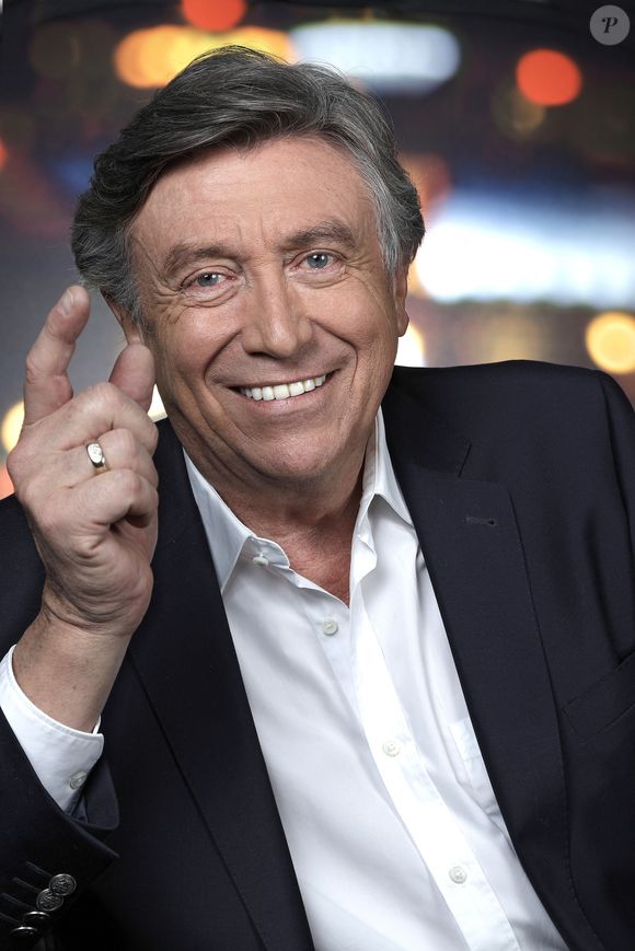 Dans quelques jours, Jacques Legros fera ses adieux à l'antenne. 

Portrait de Jacques Legros lors de l'enregistrement de l'émission "Chez Jordan" à Paris le 29 avril 2022.

© Cédric Perrin / Bestimage