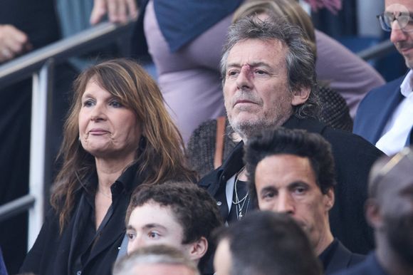Jean-Luc Reichmann et sa femme Nathalie Lecoultre - Célébrités dans les tribunes du match de Ligue 1 Uber Eats "PSG-Toulouse" (1-3) au Parc des Princes à Paris le 12 mai 2024. © Cyril Moreau/Bestimage