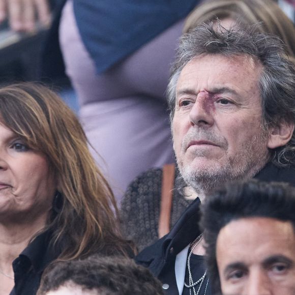 Jean-Luc Reichmann et sa femme Nathalie Lecoultre - Célébrités dans les tribunes du match de Ligue 1 Uber Eats "PSG-Toulouse" (1-3) au Parc des Princes à Paris le 12 mai 2024. © Cyril Moreau/Bestimage