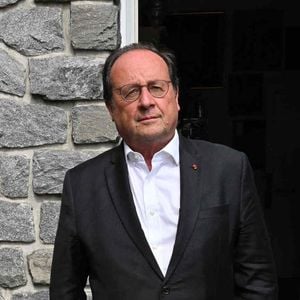 Sur cette photo, François Hollande pose devant sa maison en Corrèze. 

L'ancien président français François Hollande photographié chez lui à Tulle, dans le centre de la France. Photo par Elodie Gregoire/ABACAPRESS.COM