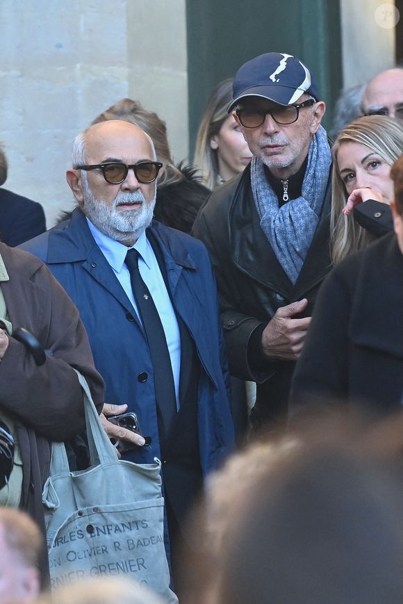Gérard Jugnot, Thierry Lhermitte, quittant la cérémonie des funérailles de l'acteur français Michel Blanc à l'église Saint Eustache à Paris, France, le 10 octobre 2024. Il est décédé le 4 octobre à la suite d'une crise cardiaque consécutive à un choc anaphylactique. Blanc était connu pour son rôle du célibataire maladroit Jean-Claude Dusse dans le film "Les Bronzés" de 1978. Photo par Franck Castel/ABACAPRESS.COM
