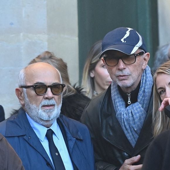 Gérard Jugnot, Thierry Lhermitte, quittant la cérémonie des funérailles de l'acteur français Michel Blanc à l'église Saint Eustache à Paris, France, le 10 octobre 2024. Il est décédé le 4 octobre à la suite d'une crise cardiaque consécutive à un choc anaphylactique. Blanc était connu pour son rôle du célibataire maladroit Jean-Claude Dusse dans le film "Les Bronzés" de 1978. Photo par Franck Castel/ABACAPRESS.COM