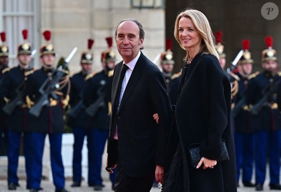 À ses cinq enfants, Delphine, Antoine, Alexandre, Frédéric et Jean, il a transmis ses valeurs et certains de ses traits de caractères. 

Xavier Niel et sa compagne Delphine Arnault, Pdg de Dior - Arrivées au dîner d'état au palais de l'Elysée à Paris donné en l'honneur du roi et de la reine de Danemark le 31 mars 2025.

© Christian Liewig / Bestimage