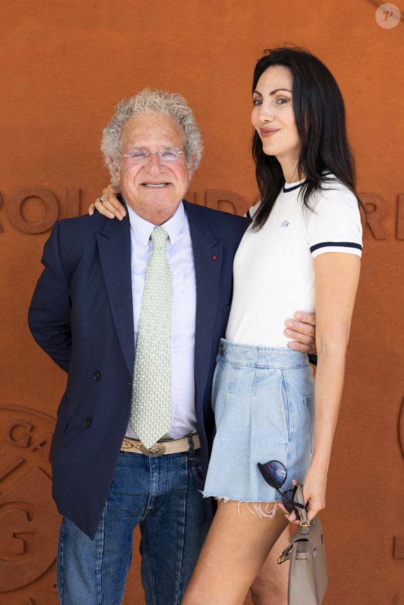 Laurent Dassault et sa nouvelle compagne Lynda Aggoune au village lors des Internationaux de France de Tennis de Roland Garros 2025. Paris, le 30 mai 2025. 
© Moreau / Jacovides / Bestimage