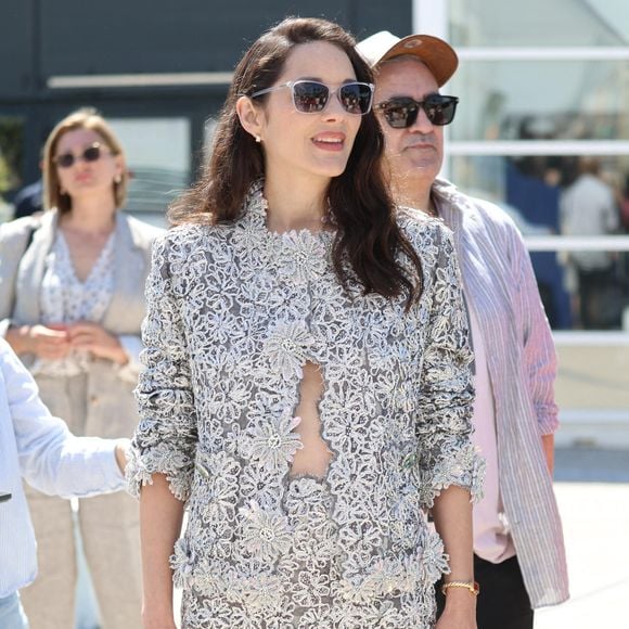 Désormais, elle ne lit plus les critiques la concernant.

Marion Cotillard pose au photocall de 'Roma Elastica' lors du 79ème Festival de Cannes au Palais des Festivals à Cannes, France, le 20 mai 2026.
