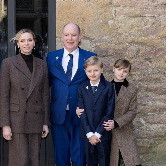 Niché à Thorigny, dans la Manche, ce majestueux domaine est lié à l'histoire du clan Goyon Matignon qui s'y est installé après avoir quitté la Bretagne au 15ème siècle, apprend-on via le site officiel. En 1421, Marguerite de Mauny s'est notamment unie à Jean Goyon de Matignon, marquant ainsi l'installation des Goyon Matignon en Normandie.

La princesse Charlène de Monaco, Le prince Albert II de Monaco, Le prince Jacques de Monaco, marquis des Baux, La princesse Gabriella de Monaco, comtesse de Carladès lors d'une visite au Fort la Latte, Château de La Roche Goyon à Plévenon le 9 avril 2025. Le donjon fut érigé vers 1350 par Etienne III de Goyon, seigneur de Matignon

© Olivier Huitel / Pool / Bestimage