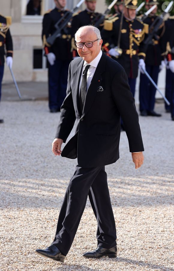 Il n'est autre que le fils de l'ancien ministre Laurent Fabius.

Laurent Fabius - Dîner d'état en l'honneur du président des Etats-Unis et sa femme au palais de l'Elysée à Paris, à l'occasion de leur visite officielle en France. Le 8 juin 2024
© Jacovides-Moreau / Bestimage