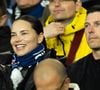 Rappelons qu'Andre est le père de son fils Cyan, né le 29 août 2022, mais le mannequin international est également la maman comblée de Valentina et Sienna, nées de son union passée avec le basketteur serbe Marko Jarić.

Adriana Lima et son compagnon Andre Lemmers - Célébrités dans les tribunes du match de 8ème de finale aller de la Ligue Des Champions 2025-2026 (LDC) "PSG - Chelsea (5-2)" au Parc des Princes à Paris le 11 mars 2026. © Cyril Moreau/Bestimage