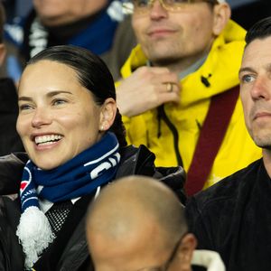 Rappelons qu'Andre est le père de son fils Cyan, né le 29 août 2022, mais le mannequin international est également la maman comblée de Valentina et Sienna, nées de son union passée avec le basketteur serbe Marko Jarić.

Adriana Lima et son compagnon Andre Lemmers - Célébrités dans les tribunes du match de 8ème de finale aller de la Ligue Des Champions 2025-2026 (LDC) "PSG - Chelsea (5-2)" au Parc des Princes à Paris le 11 mars 2026. © Cyril Moreau/Bestimage