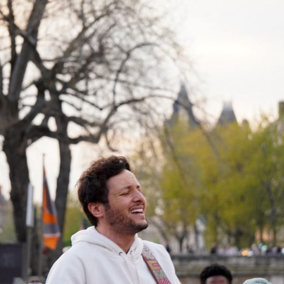Le chanteur Vianney a improvisé un concert sur le parvis de Notre-Dame de Paris le 8 avril 2025.

© Jack Bussat / Bestimage