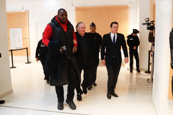 Quant aux faits qui lui ont été reprochés, Gérard Depardieu  s'en est toujours défendu. A rappeler que le verdict de son procès sera rendu le 13 mai prochain.

Gérard Depardieu et son avocat Jérémie Assous - Arrivées au procès de Gérard Depardieu pour agressions sexuelles sur deux femmes lors d'un tournage de film en 2021, au tribunal correctionnel de Paris. Le 27 mars 2025. © Clovis / Guignebourg / Bestimage