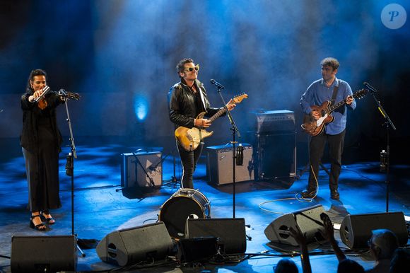 Exclusif - M (Matthieu Chedid) accompagné de sa soeur Anna et de son frère Joseph en concert inédit et unique, en acoustique au Théâtre de Verdure lors de l'ouverture de la 41ème édition du Festival de Ramatuelle le 1er aout 2025. © Cyril Bruneau / Festival de Ramatuelle / Bestimage