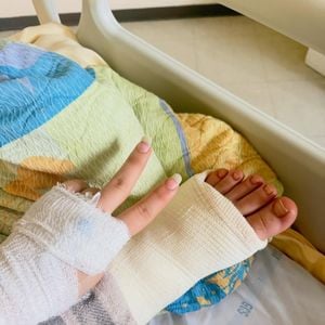 L'adolescente a dû subir une intervention chirurgicale après s'être fracturé la cheville.

Adeline Blondieau, Instagram