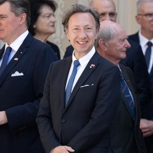 Stéphane Bern, animateur de télévision français, membre de la délégation présidentielle, attend l'arrivée du président français Emmanuel Macron pour une visite d'Etat de deux jours au Palais Princier de Monaco, 07 juin 2025, Monaco. Photo par David NIVIERE/ABACAPRESS.COM
