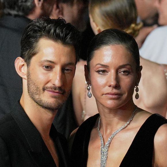 Pierre Niney et sa compagne Natasha Andrews à la montée des marches du film "Le comte de Monte-Cristo" lors du 77ème Festival International du Film de Cannes, au Palais des Festivals à Cannes, France, le 22 mai 2024.