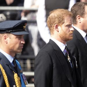 Le cercueil de la reine quitte le palais de Buckingham en calèche, suivi du prince Harry, du duc de Sussex et du prince de Galles, pour se rendre à Westminster Hall, où elle reposera en chapelle ardente pendant quatre jours avant ses funérailles.  © PA Photos/ABACA