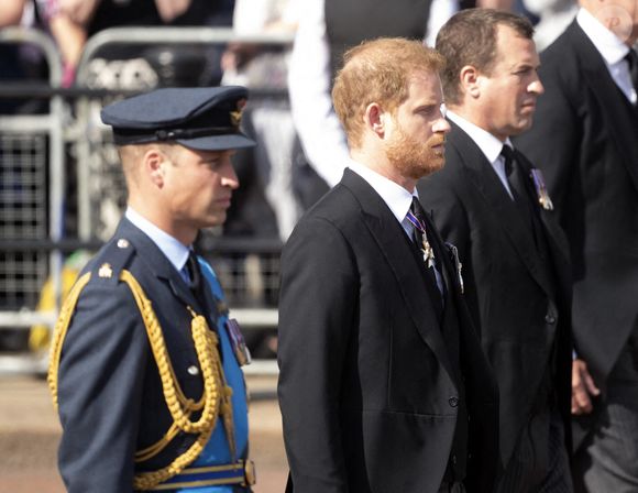 Le cercueil de la reine quitte le palais de Buckingham en calèche, suivi du prince Harry, du duc de Sussex et du prince de Galles, pour se rendre à Westminster Hall, où elle reposera en chapelle ardente pendant quatre jours avant ses funérailles.  © PA Photos/ABACA