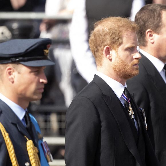 Le cercueil de la reine quitte le palais de Buckingham en calèche, suivi du prince Harry, du duc de Sussex et du prince de Galles, pour se rendre à Westminster Hall, où elle reposera en chapelle ardente pendant quatre jours avant ses funérailles.  © PA Photos/ABACA