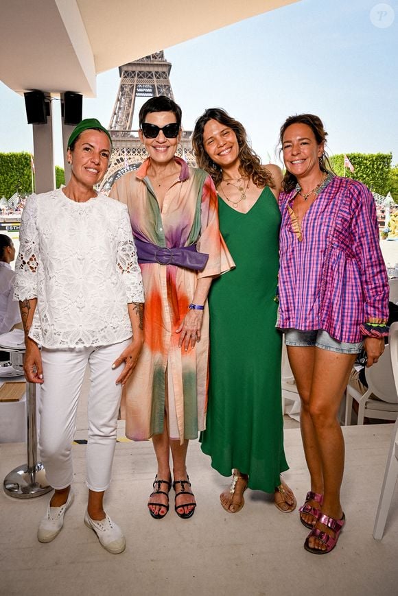 Exclusif - La chef brésilienne Morena Leite, l'animatrice de télévision et conseillère en image brésilo-française Cristina Cordula, Vanilla Clerc, Marie Coupérie Eiffel à l'espace VIP au Longines Paris Eiffel Jumping au pied de la Tour Eiffel sur le Champ-de-Mars à Paris, France, le 22 juin 2025. © Perusseau-Veeren/Bestimage