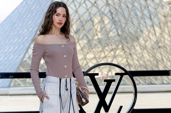 Urassaya Sperbund au photocall du défilé Louis Vuitton Collection Femme Prêt-à-Porter Automne/Hiver 2026-2027 lors de la Fashion Week de Paris (PFW) au musée du Louvre, à Paris, France, le 10 mars 2026 © Olivier Borde/Bestimage