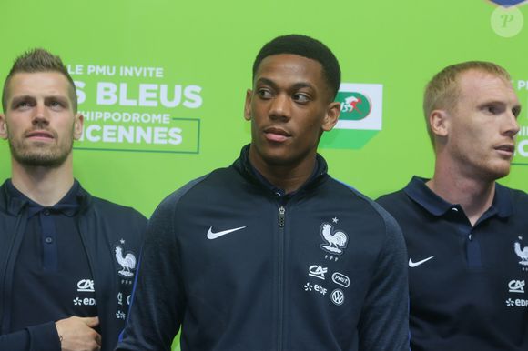 Morgan Schneiderlin, Anthony Martial et Jérémy Mathieu - Sortie en public pour l'équipe de France de football à l'hippodrome de Vincennes le 27 mai 2016.