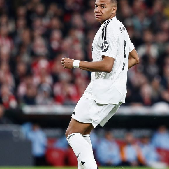 ont été identifiés, mais j'estime que les preuves ne sont pas suffisantes pour poursuivre l'enquête, qui est donc close", 

Kylian Mbappé