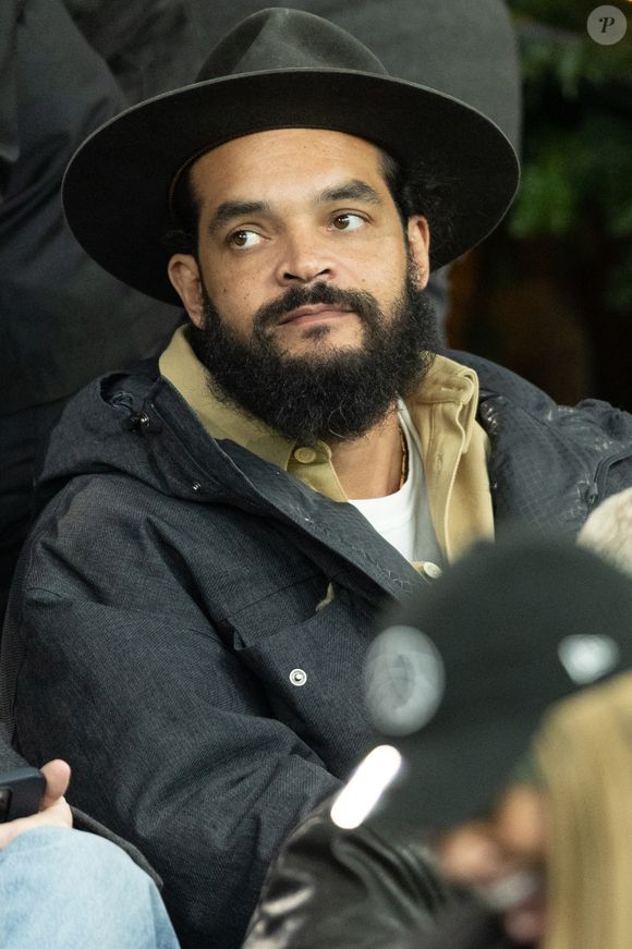 Joakim Noah, la championne de boxe Imane Khelif et la tenniswoman Loïs Boisson ont aussi été aperçus.

Joakim Noah - Célébrités dans les tribunes lors du match de Ligue des Champions entre le Paris Saint Germain contre Tottenham Hotspur Football Club (5-3) au Parc des Princes à Paris le 26 novembre 2025. © Cyril Moreau/Bestimage