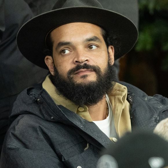 Joakim Noah, la championne de boxe Imane Khelif et la tenniswoman Loïs Boisson ont aussi été aperçus.

Joakim Noah - Célébrités dans les tribunes lors du match de Ligue des Champions entre le Paris Saint Germain contre Tottenham Hotspur Football Club (5-3) au Parc des Princes à Paris le 26 novembre 2025. © Cyril Moreau/Bestimage