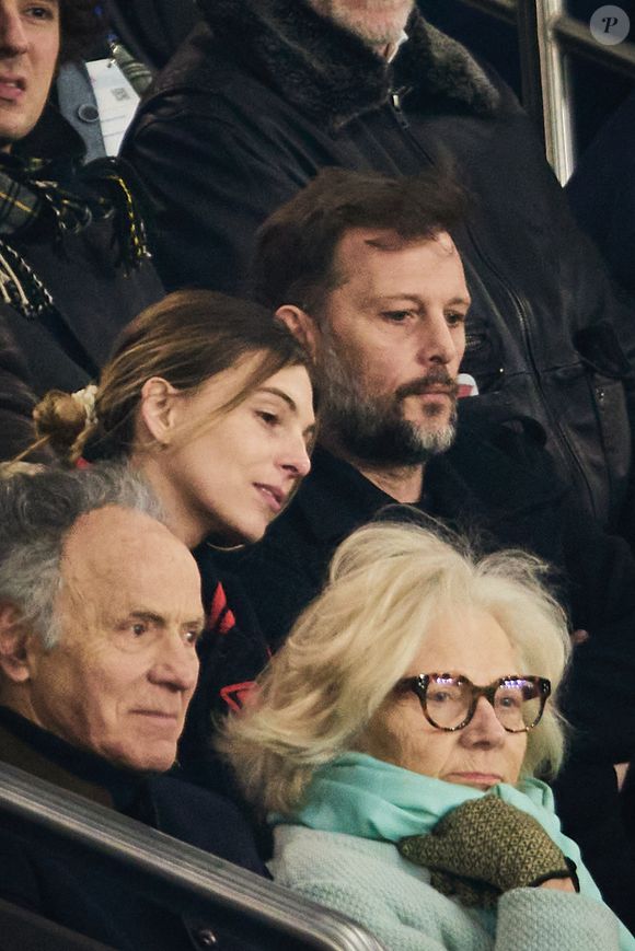 Nicolas Duvauchelle et sa femme Chloé Roy - Célébrités dans les tribunes lors du match de Ligue 1 McDonald's opposant le Paris Saint-Germain (PSG) à l'Olympique de Marseille (OM) - (3-1) au Parc des Princes à Paris le 16 mars 2025. © Cyril Moreau/Bestimage