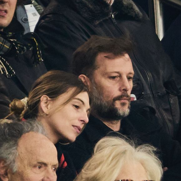 Nicolas Duvauchelle et sa femme Chloé Roy - Célébrités dans les tribunes lors du match de Ligue 1 McDonald's opposant le Paris Saint-Germain (PSG) à l'Olympique de Marseille (OM) - (3-1) au Parc des Princes à Paris le 16 mars 2025. © Cyril Moreau/Bestimage