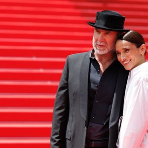 La famille Cantona y possède une maison depuis plusieurs générations, faisant de ce lieu discret un véritable refuge familial. 


Eric Cantona et sa femme Rachida Brakni - Montée des marches du film « Soudain » lors du 79ème Festival International du Film de Cannes, le 15 mai 2026. © Jacovides-Moreau / Bestimage