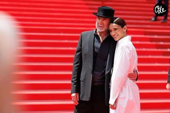 La famille Cantona y possède une maison depuis plusieurs générations, faisant de ce lieu discret un véritable refuge familial. 


Eric Cantona et sa femme Rachida Brakni - Montée des marches du film « Soudain » lors du 79ème Festival International du Film de Cannes, le 15 mai 2026. © Jacovides-Moreau / Bestimage