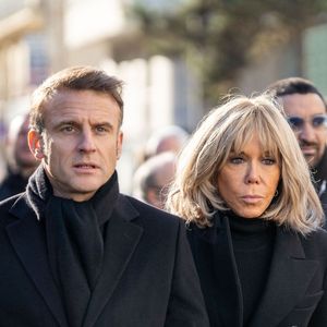 La première dame ne s'est pas fait prier pour répondre : "Changé, non. “Disons que parfois, ce qu’il entend, ça le meurtrit. C’est très difficile mais il ne le dit pas, il garde pour lui"
Emmanuel Macron et son épouse Brigitte Macron © Alexis Jumeau/Pool/Bestimage